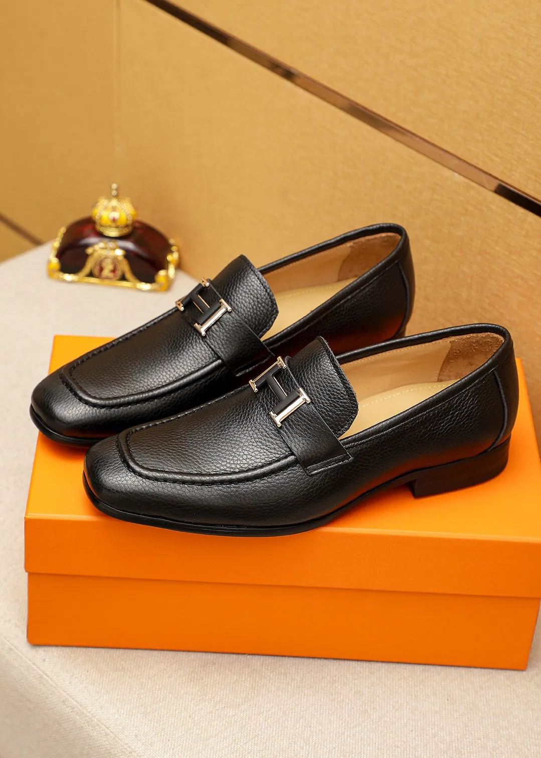 Men's shoes 💰460 💐 Product trademark: HERMES "Hermès" casual leather shoes Regular size: 38-44 (45.46🉑️customized) Product materials: Selected imported first-layer pebbled calfskin upper + luxury hardware buckle, imported water-dyed 🐂 cowhide lining. Strong three-dimensional visual effect, combined outsole Color: 2⃣️seed leather materials optional